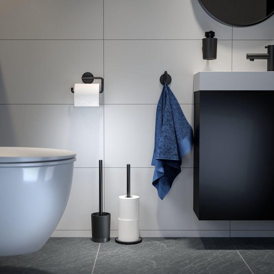 Porte-rouleau toilette noir, porte-brosse toilette avec brosse, et crochet porte-serviette avec serviette bleue.