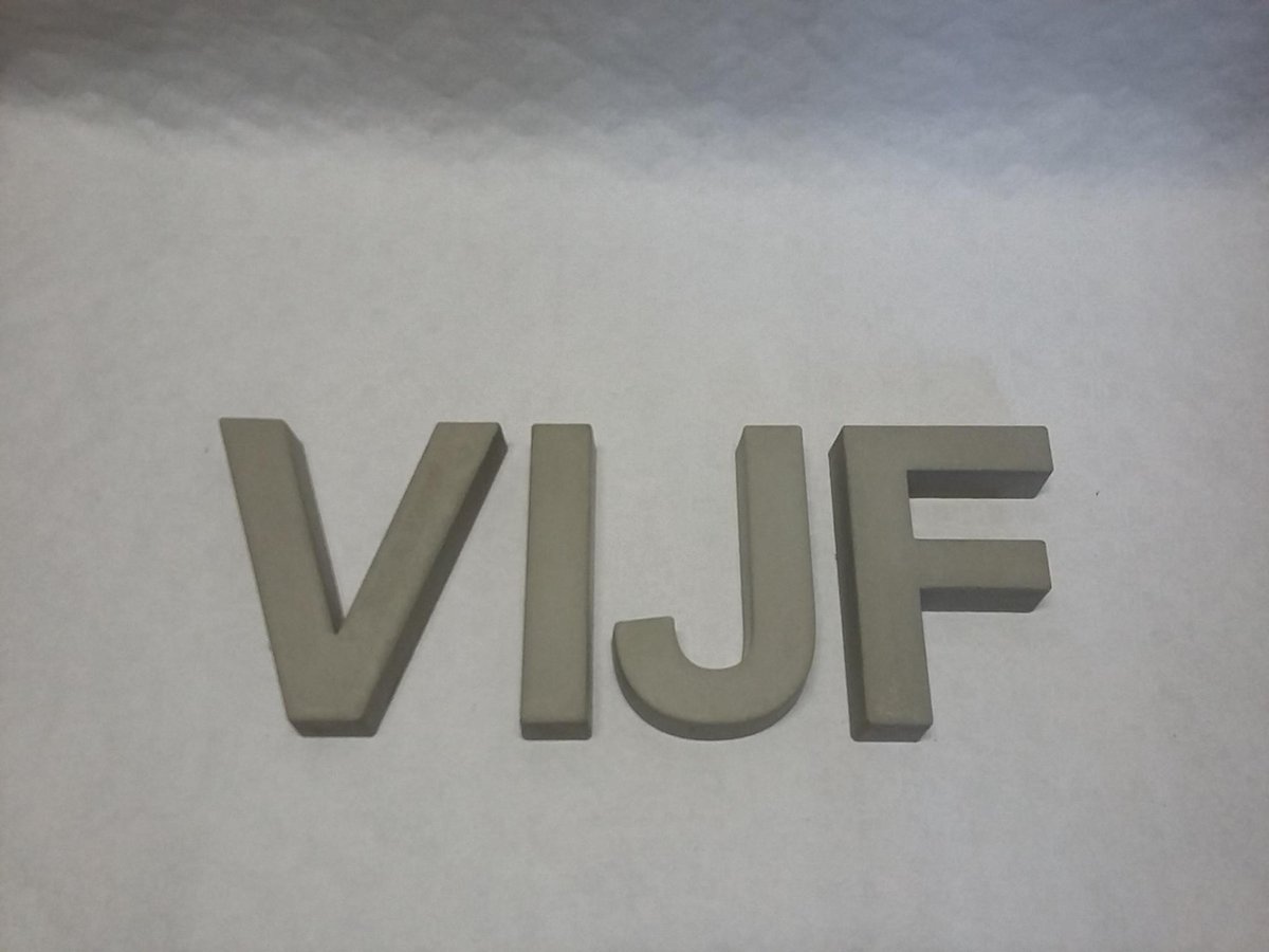 Betonnen letters. Huisnummer VIJF 20 cm hoog