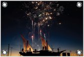 Tuinposter –Vuurwerk vanaf een Boot in de Nacht– 90x60 Foto op Tuinposter (wanddecoratie voor buiten en binnen)