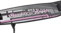 Close-up van het deck van een zwarte step met de tekst 'Bandits and Angels' in roze letters.