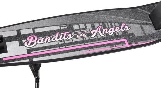 Close-up van het deck van een zwarte step met de tekst 'Bandits and Angels' in roze letters.