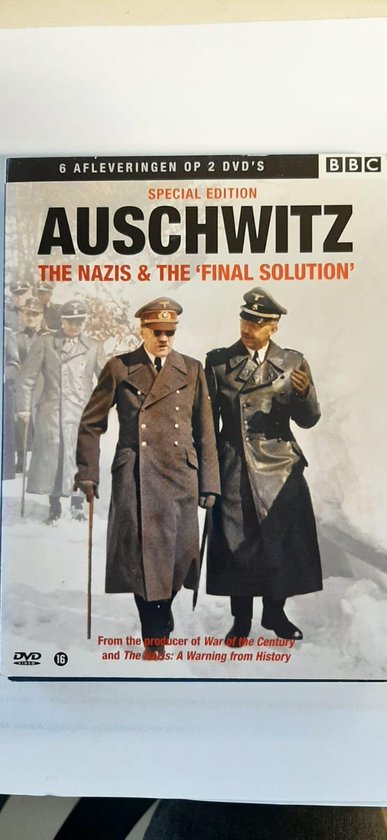 Couverture DVD d'Auschwitz: Les Nazis & la 'Solution Finale'. Deux hommes en longs manteaux et casquettes marchent dans la neige.