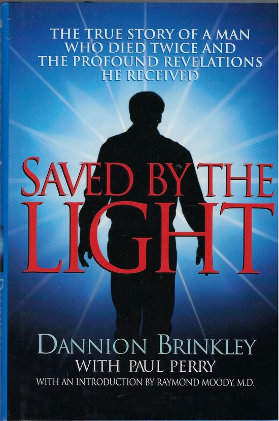 Couverture de livre : homme en silhouette devant un rayon de lumière bleue. Titre : SAVED BY THE LIGHT. Écrit par Dannion Brinkley.