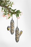 Twee koolmezen op twee grijze, opengewerkte vogelvoederhouders hangend aan een tak met roze bloesems.