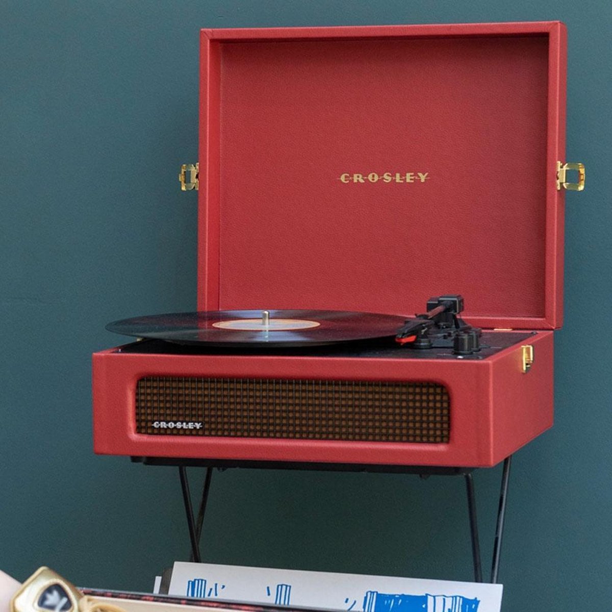 Crosley Voyager Platenspeler met 2 luidsprekers, Bluetooth In & Out en AUX, vintage platenspeler met 3 snelheden, voor 7, 10 en 12 vinylplaten, draagbaar met geïntegreerde koffer (amethist