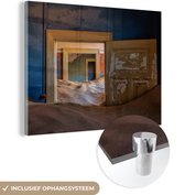 MuchoWow® Glasschilderij 160x120 cm - Schilderij acrylglas - Blauw - Deur - Zand - Woestijn - Foto op glas - Schilderijen