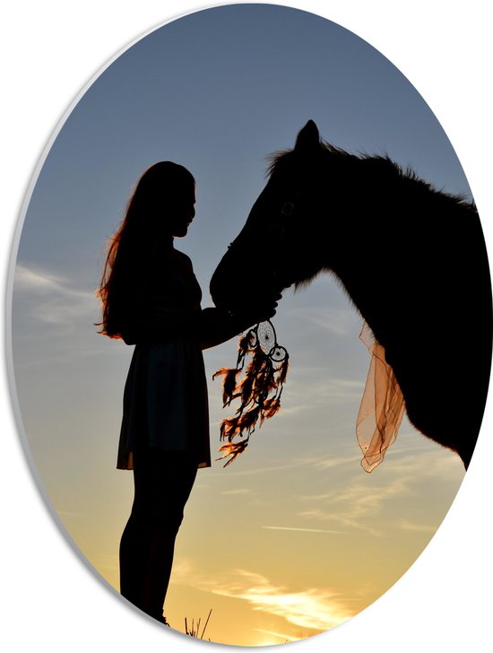 PVC Schuimplaat Ovaal - Silhouet van Meisje met Dromenvanger bij Paard Tijdens Zonsondergang - 30x40 cm Foto op Ovaal (Met Ophangsysteem)