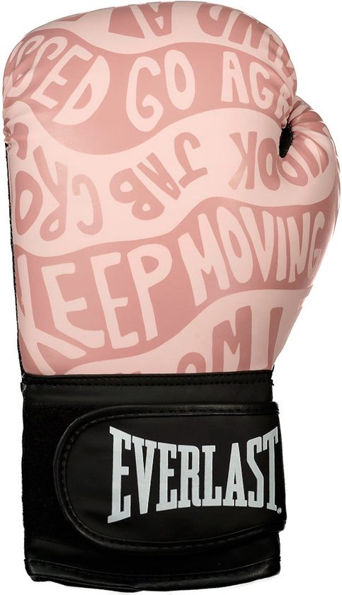 Roze Everlast bokshandschoen met witte tekst die 'KEEP MOVING' en 'NEVER GIVE UP' bevat.