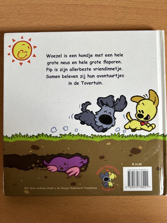 Een vrolijke tekening met twee honden, een mol en een lieveheersbeestje op een grasveld. De tekst op de achterkant beschrijft het verhaal.