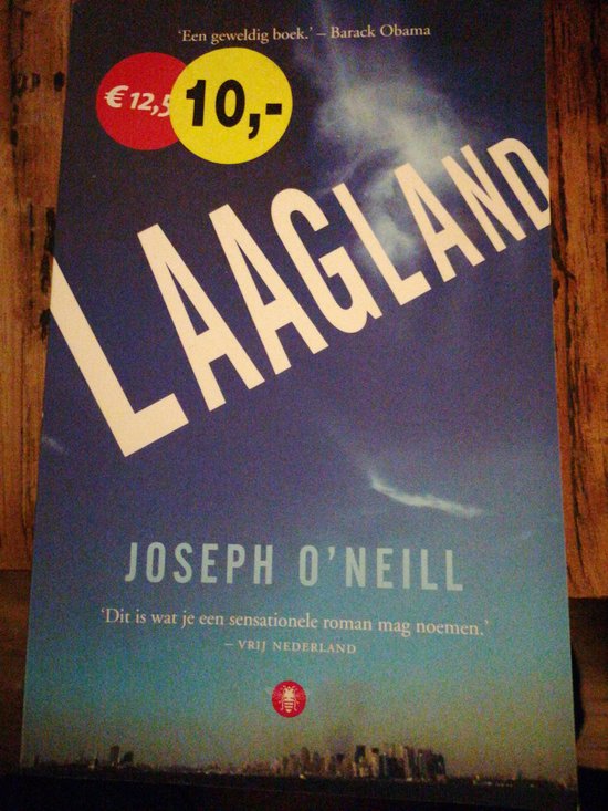 Boek Laagland, met gele cirkel '10,-' en rode cirkel '€12,5'. Joseph O'Neill. 'Dit is wat je een sensationele roman mag noemen.' - VRIJ NEDERLAND