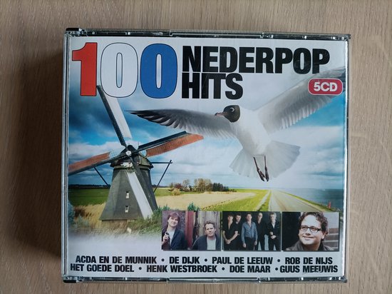 CD hoes met "100 Nederpop Hits", molen, vliegende meeuw en artiesten.