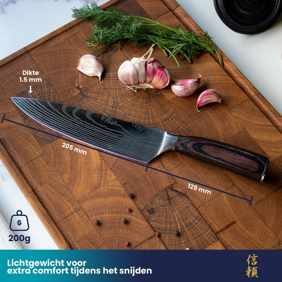 Couteau de chef à motif damas et manche en bois sombre, sur planche à découper, 200g, dimensions 205 mm et 125 mm.
