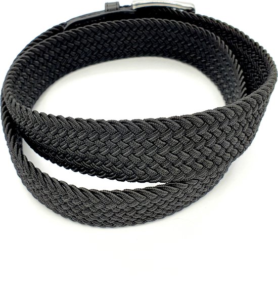 Zwarte gevlochten elastische riem opgerold, met zilverkleurige gesp.