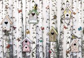 Fotobehang - Vlies Behang - Berkenbos met Vogels, Vogelhuisjes en Vlinders - 208 x 146 cm