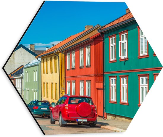 Dibond Hexagon - Gekleurde Houten Huisjes in Straatje in Oslo, Noorwegen - 30x26.1 cm Foto op Hexagon (Met Ophangsysteem)