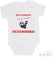 100% katoenen Romper "Niet storen!! Oma en ik kijken FEYENOORD" Unisex Katoen Wit/rood/zwart Maat 56/62