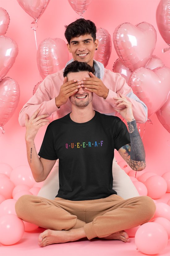 Chemise - Queer AF - Wurban Wear | Chemise drôle | Pride | T-shirt unisexe | Drapeau de Pride | Drapeau arc-en-ciel | LGBTQ | Maquillage | Gay | Amour | Blanc