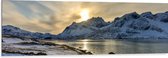 Dibond - Landschap bedekt door Sneeuw tijdens Zonsondergang - 150x50 cm Foto op Aluminium (Wanddecoratie van metaal)