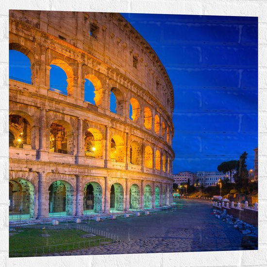 WallClassics - Muursticker - Voetpad langs Colloseum van Rome in de Avond - 80x80 cm Foto op Muursticker
