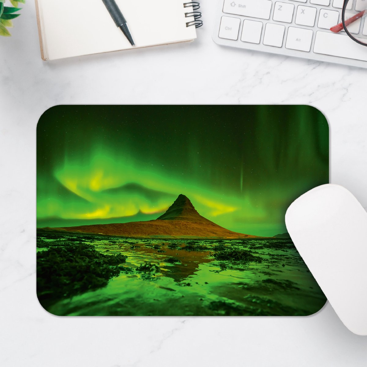 Muismat - Groen Noorderlicht Boven Kirkjufell Berg - 25x18 cm - 2 mm Dik - Muismat van Vinyl