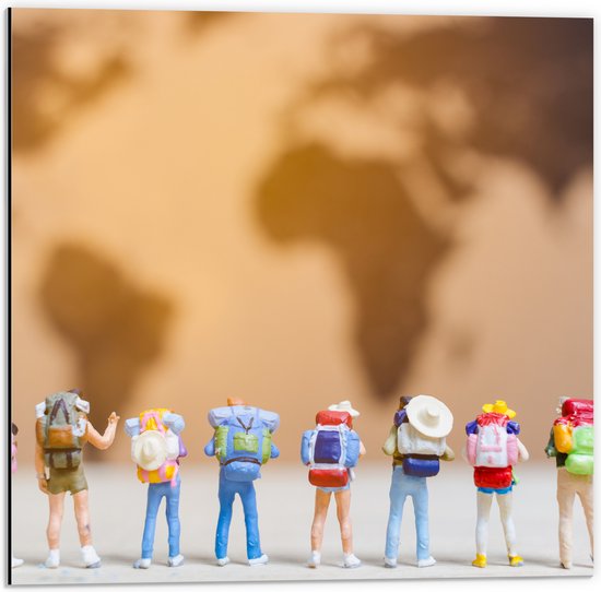 Dibond - Groepje Miniatuurpoppetjes kijkend naar Wereldkaart - 50x50 cm Foto op Aluminium (Wanddecoratie van metaal)