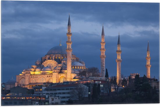 WallClassics - Vlag - Zijaanzicht van Süleymaniye Moskee in de Nacht in Istanbul, Turkije - 60x40 cm Foto op Polyester Vlag