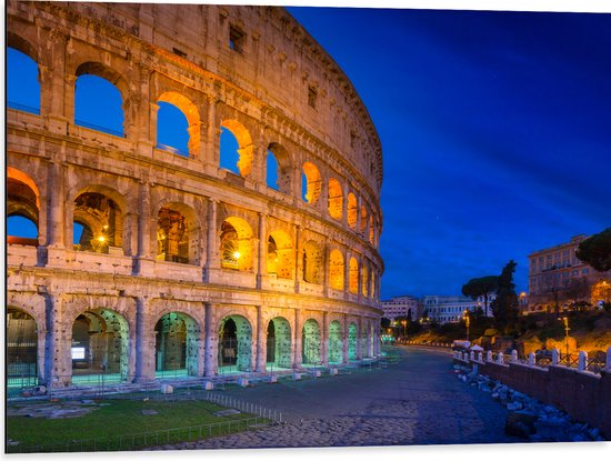 WallClassics - Dibond - Voetpad langs Colloseum van Rome in de Avond - 80x60 cm Foto op Aluminium (Met Ophangsysteem)
