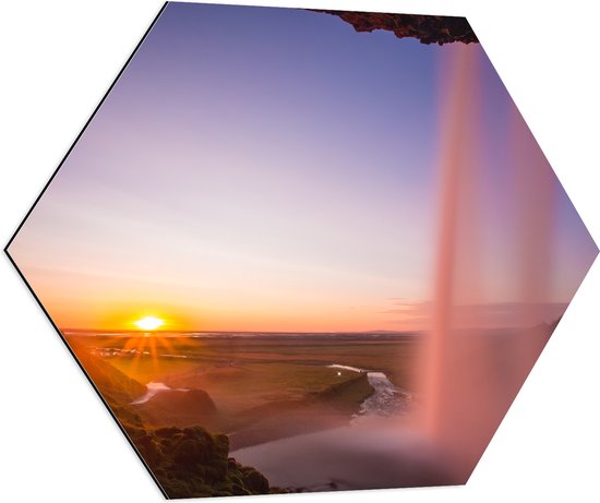 Dibond Hexagon - Achter een Waterval in het Natuur Landschap van IJsland - 80x69.6 cm Foto op Hexagon (Met Ophangsysteem)