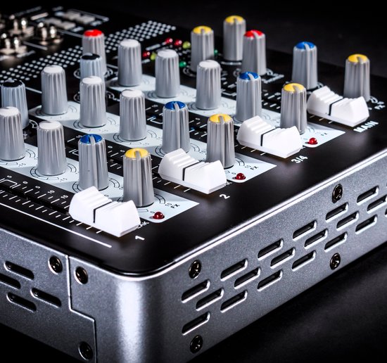 Le Devine MX-4 est une table de mixage robuste avec 2 canaux mono et 1  canal stéréo.... | bol.com