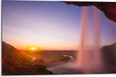 Dibond - Achter een Waterval in het Natuur Landschap van IJsland - 75x50 cm Foto op Aluminium (Met Ophangsysteem)
