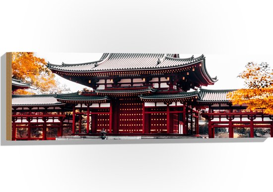 Hout - Rode Boeddhistische Tempel in Japan met Oranje Bomen - 90x30 cm - 9 mm dik - Foto op Hout (Met Ophangsysteem)