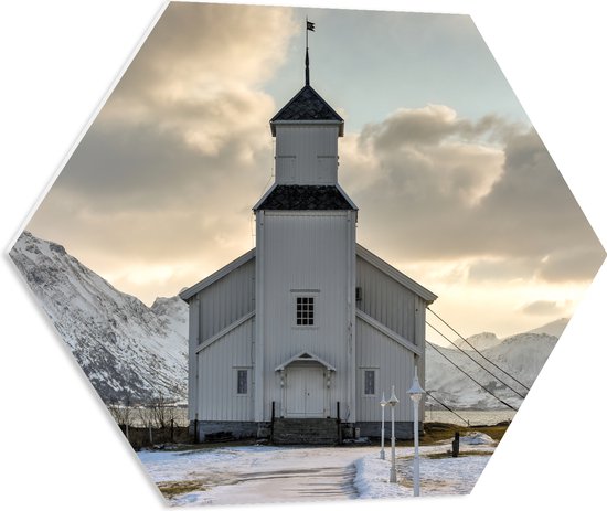 PVC Schuimplaat Hexagon - Gimsoy Kerk in Noorwegen tijdens Zachte Winterdag - 60x52.2 cm Foto op Hexagon (Met Ophangsysteem)