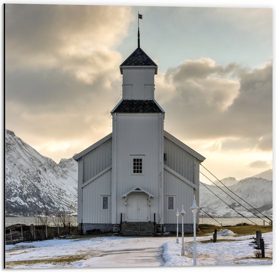 Dibond - Gimsoy Kerk in Noorwegen tijdens Zachte Winterdag - 50x50 cm Foto op Aluminium (Met Ophangsysteem)