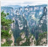 PVC Schuimplaat - Hoge Stijle Rotsen met Minimale Begroeiing in Zhangjiajie, China - 50x50 cm Foto op PVC Schuimplaat (Met Ophangsysteem)