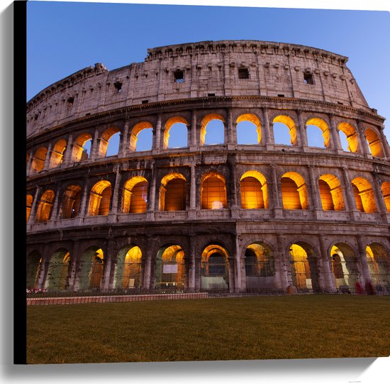 WallClassics - Canvas - Verlicht Colosseum in Rome in de Avond - 60x60 cm Foto op Canvas Schilderij (Wanddecoratie op Canvas)