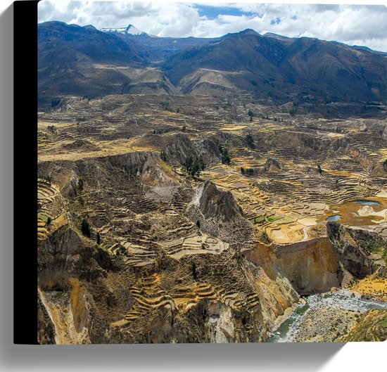 WallClassics - Canvas - Uitzicht over Bergen in Peru - 30x30 cm Foto op Canvas Schilderij (Wanddecoratie op Canvas)