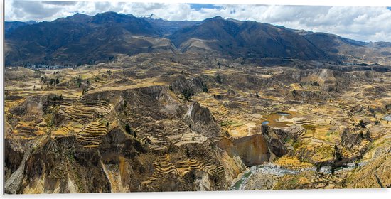 WallClassics - Dibond - Uitzicht over Bergen in Peru - 100x50 cm Foto op Aluminium (Wanddecoratie van metaal)