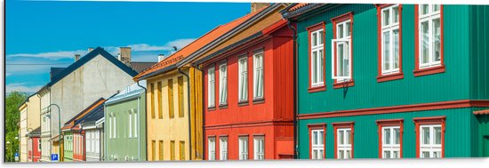 Dibond - Gekleurde Houten Huisjes in Straatje in Oslo, Noorwegen - 90x30 cm Foto op Aluminium (Met Ophangsysteem)