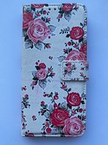 Geschikt voor iPhone 14 boekhoesje met roze bloemenprint - portemonnee hoesje met kaarthouder en magneetsluiting