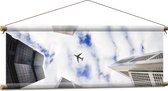 Textielposter - Vliegtuig tussen Gebouwen in de Lucht - 90x30 cm Foto op Textiel