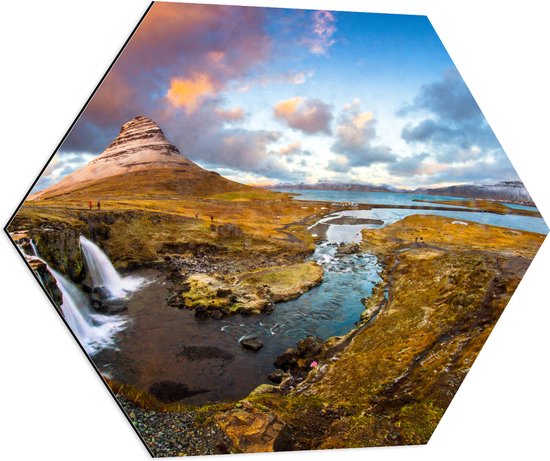 Dibond Hexagon - Kirkjuffel Berg in Landschap van IJsland - 70x60.9 cm Foto op Hexagon (Met Ophangsysteem)