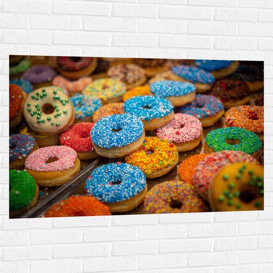 Muursticker - Rij Verse Donuts met Verschillende Kleuren Sprinkles - 120x80 cm Foto op Muursticker
