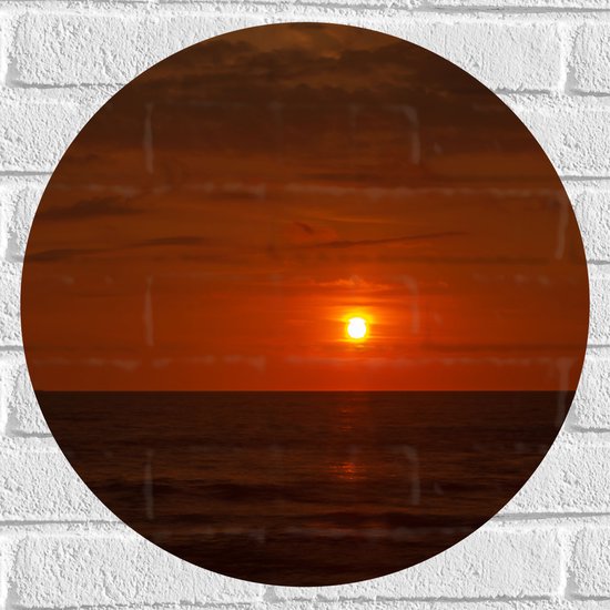 Muursticker Cirkel - Roodkleurige Zonsondergang aan de Horizon bij de Oceaan - 50x50 cm Foto op Muursticker