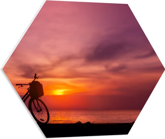 PVC Schuimplaat Hexagon - Silhouet van Geparkeerde Fiets langs de Zee tijdens Zonsondergang - 60x52.2 cm Foto op Hexagon (Met Ophangsysteem)