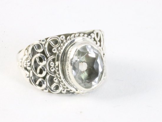 Bewerkte zilveren ring met bergkristal - maat 16.5