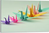 Dibond - Rij van Verschillende Grotes en Kleuren Origami Vogels op Lichtblauwe Achtergrond - 75x50 cm Foto op Aluminium (Met Ophangsysteem)