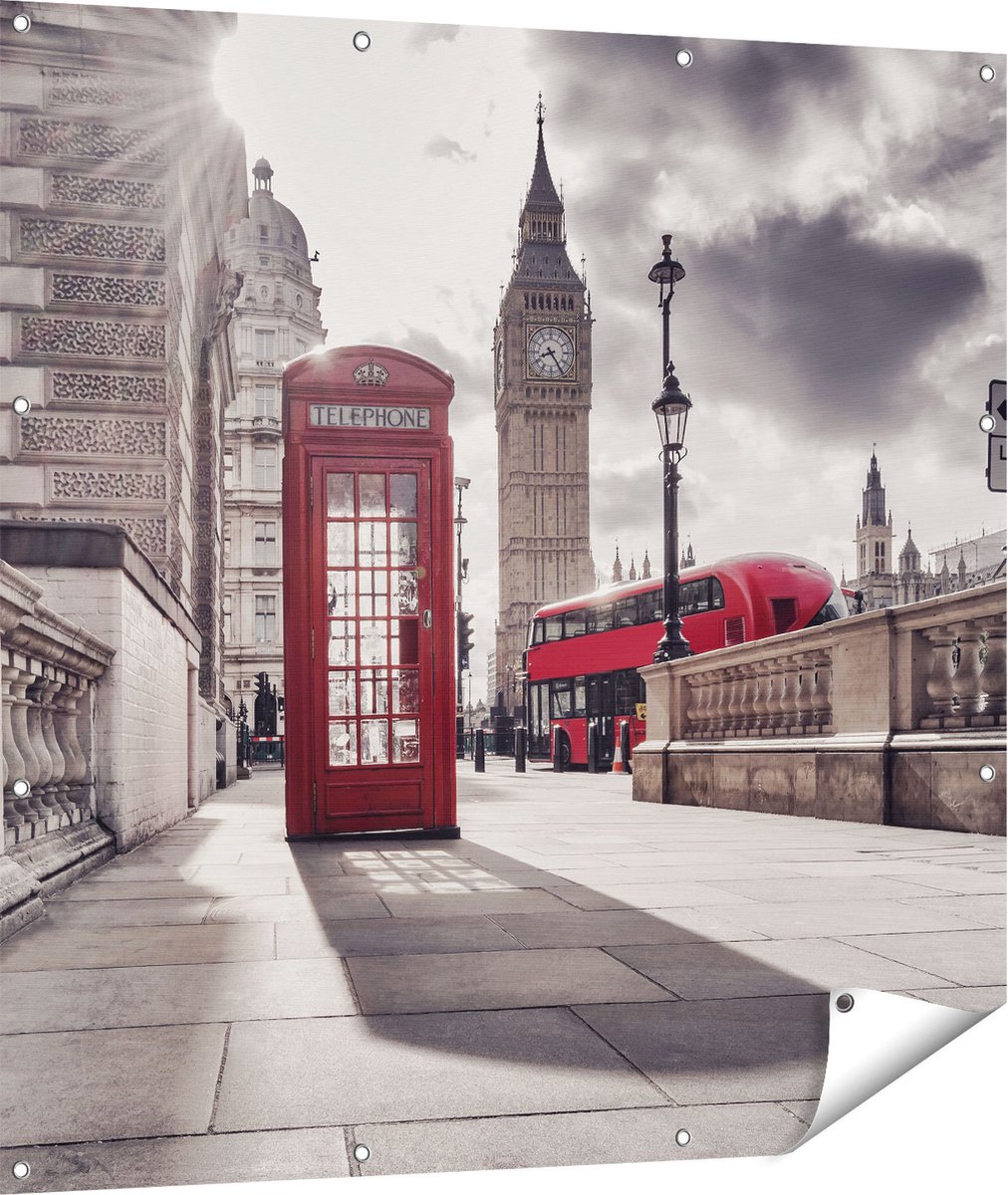 Gards Tuinposter Rode Telefooncel in Londen bij de Big Ben - 110x110 cm - Tuindoek - Tuindecoratie - Wanddecoratie buiten - Tuinschilderij Multikleur