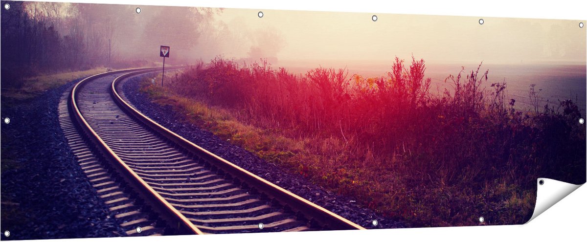 Gards Tuinposter Spoorweg Rails tijdens de Herfst met Mist - 210x70 cm - Tuindoek - Tuindecoratie - Wanddecoratie buiten - Tuinschilderij Multikleur