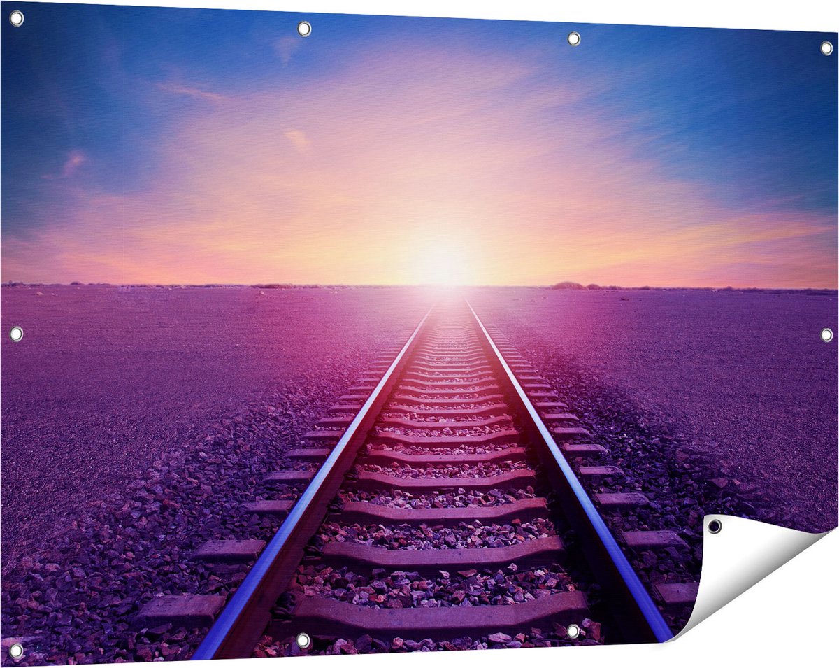 Gards Tuinposter Rails Spoorweg in de Woestijn bij Zonondergang - 120x80 cm - Tuindoek - Tuindecoratie - Wanddecoratie buiten - Tuinschilderij Multikleur