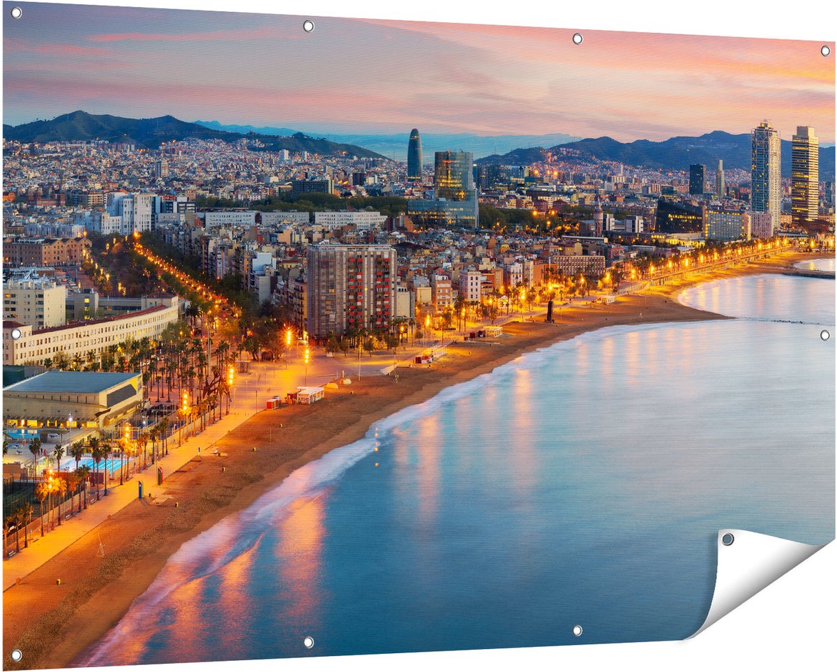 Gards Tuinposter Barcelona Strand met Stad bij Zonsondergang - 150x100 cm - Tuindoek - Tuindecoratie - Wanddecoratie buiten - Tuinschilderij Multikleur